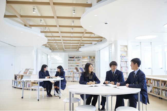 日米の教育者と生徒が議論する「良い学校とは何か」。ニューヨーク日本商工会議所が追手門学院高等学校を視察