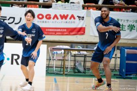 ホームゲームの会場に掲出された小川グループのバナーと選手 ホームゲームの会場に掲出された小川グループのバナーと選手