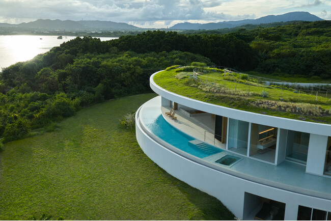 藤本壮介氏が手掛ける、石垣島の自然に溶け込むヴィラNOT A HOTEL ISHIGAKI「EARTH」が7月1日に開業