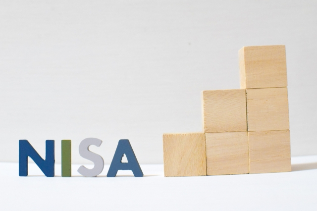 2025年『NISA 証券会社/銀行』利用実態データ｜【証券会社】では「商品の種類」、【銀行】では「口座開設手続きの容易さ」を利用前に重視 （オリコン顧客満足度(R)調査）