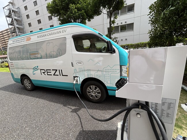 EVを「走る蓄電池」として活用し、マンションでのBCP機能を実証。レジル独自のメカニズムで、停電時自動切り替えによる電力供給に成功！