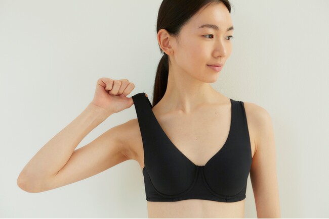 肩こり解消に悩む女性の救世主！Tシャツにひびかない「肩ふわブラシームレス」が登場