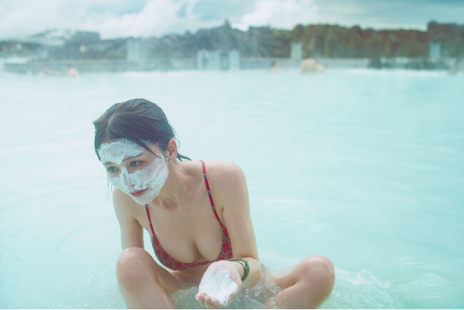 長濱ねるセカンド写真集、先行カット第10弾世界最大の露天風呂で泥パック!