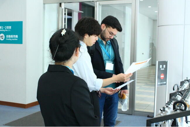国際舞台で活躍！京都外国語大学の学生通訳ボランティアがISO国際会議をサポート