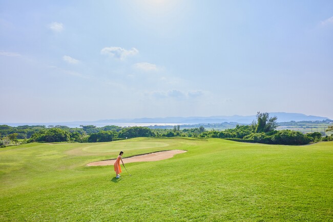 【リゾナーレ小浜島】初心者から上級者まで！日本最南西端のゴルフ場を貸し切り、プレーを満喫したあとは、夕日を望むアペロを堪能する「南国リラックスゴルフ」販売