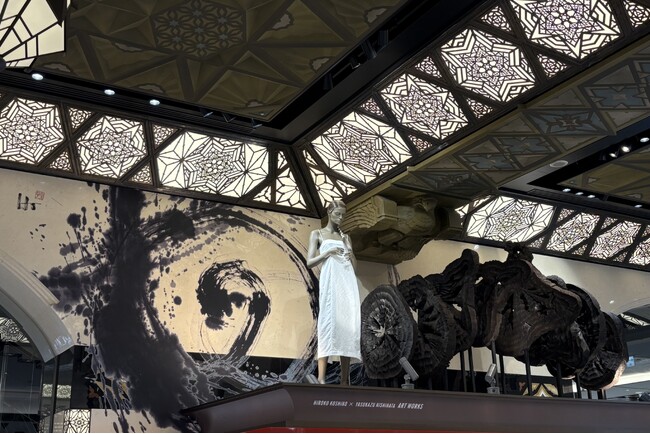 大阪出身アーティストによるコラボアートを8月1日まで展開。コシノヒロコ×西畠靖和「はじまりの色」【大丸心斎橋店】