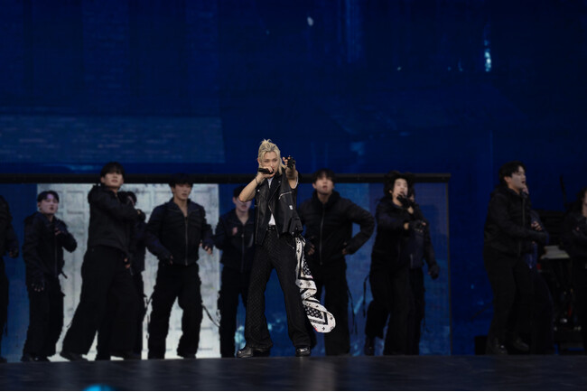 【ルイ・ヴィトン】Stray Kidsのフィリックス、リグレー・フィールド公演でルイ・ヴィトンを着用