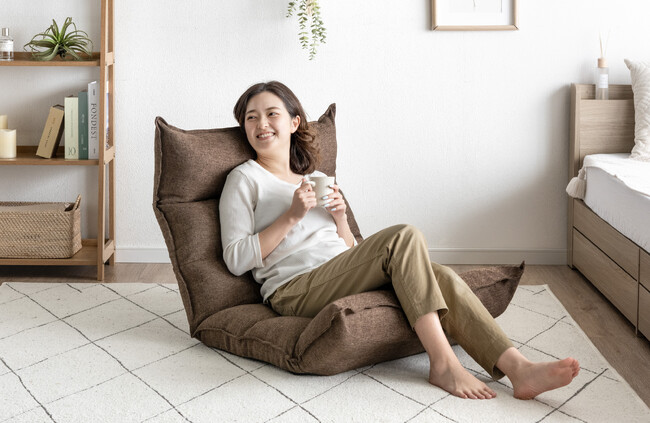 累計20万台販売！人気座椅子“ロココ”に待望のワイドタイプ 座椅子なのにあぐらも余裕の広々設計でゆったり快適に！