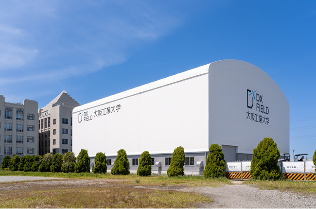 大阪工業大学の新施設「DXフィールド」　膜構造を施工