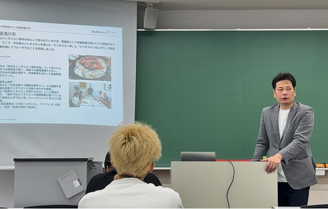 当社商品開発部長が明星大学経営学部で外部講師として登壇。事例をもとに「地域ブランドの開発と地域活性化への貢献」をテーマに講義。