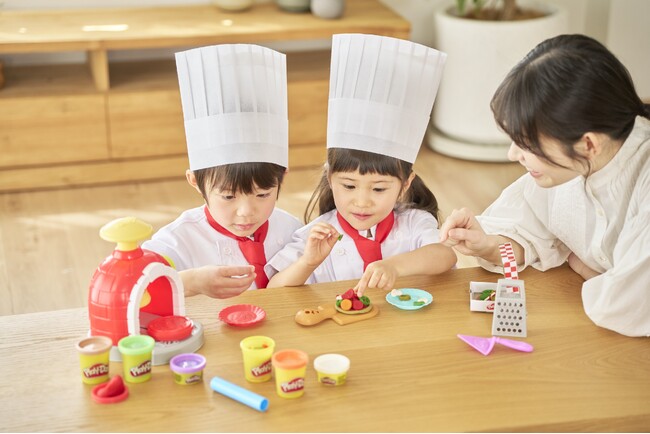 “はいっ！できたてピザお届け” 気分は本格ピザ職人！7月4日発売！ プレイ・ドーのプレイセット『ねんどでピザやさん』子育てインフルエンサー 木下 ゆーきさんもおすすめ！