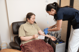 慣れたスタッフによるブレインチャージ点滴刺入の風景 慣れたスタッフによるブレインチャージ点滴刺入の風景