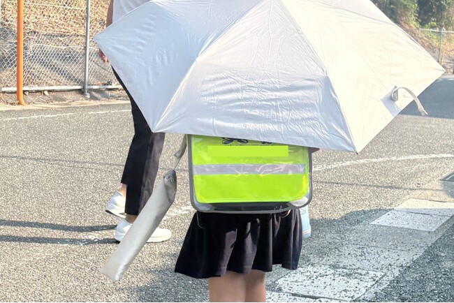 小学生に日傘、猛暑で広がる“新習慣”。猛暑・突然の雨にも対応する折りたたみ日傘『晴雫（はれしずく）』が家族でより注目されている理由。楽天週間ランキング1位継続中&口コミ600件超（福岡：ベルモンド）