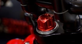 ハンドル周りを美しく引き締めるEVATEK CNCステムナット新発売