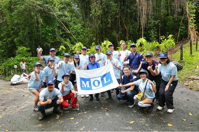 シンガポール建国60周年を祝し、国立公園局支援のため海事関係者と記念植樹を実施