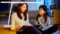 目に優しい自然光デスクライト ワイドにスタンド対応が登場！設置場所を選ばず自由に使える新製品を7月11日より先行販売