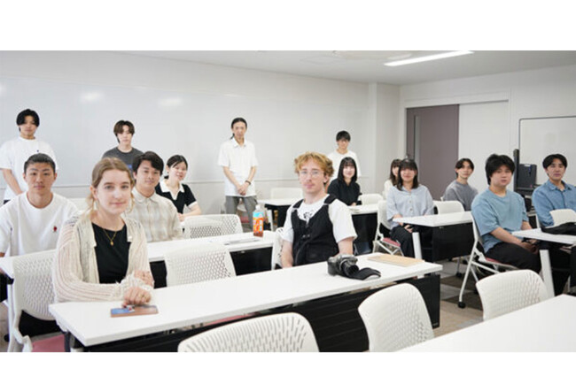 フランス人留学生と共に「クソどうでもいい仕事」という切り口で社会を捉える