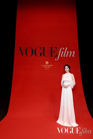 ヤン・ミーがVOGUEのフィルムガラにてロエベを着用