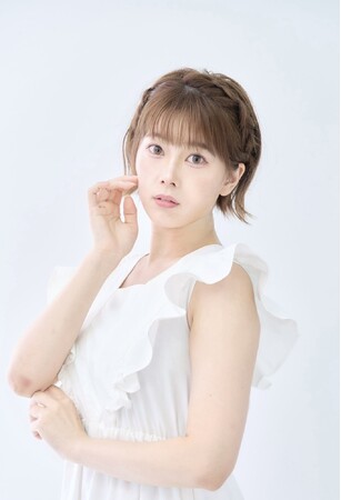 声優・小坂井祐莉絵さんの1st写真集が発売決定！　リングアナや女優としても活躍中の彼女が、初の写真集で新たな魅力を披露。