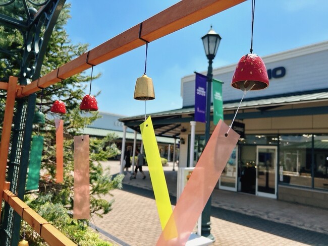 佐野アウトレット　暑さ乗り切る五感の「涼」満載　天明鋳物の風鈴ミストシャワーにひんやり夏グルメも