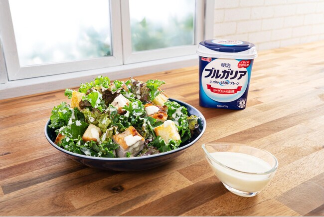 ロンハーマン カフェの期間限定メニュー「ケールのシーザーサラダ」を自宅で再現！ 『デリッシュキッチン』がアレンジレシピ動画を公開！
