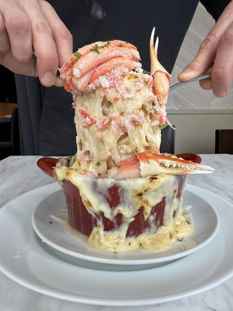 【食のエンタメ最前線！体験型グルメとして‘‘カニボナーラボルケーノパスタ‘‘が話題沸騰中】