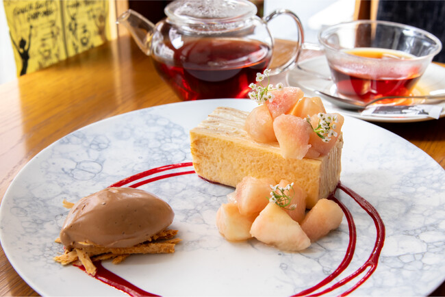 旬をまるごと、とろける白桃のミルクレープ。― 新作シュガーバタークレープも登場！夏の新作クレープ2選！神戸・元町「CREPE & GALETTE TOOTH TOOTH」にて7月10日（木）より。