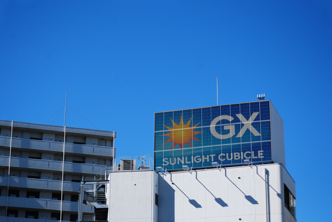 発電しながら映像を映す電子看板「サンライトキュービクル」、国内の販売代理店を募集開始。脱炭素×防災×広告収益を両立する次世代型デジタルサイネージ
