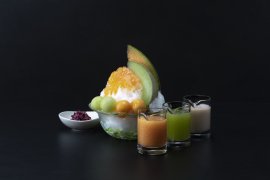 赤と青と白のメロン蜜かき氷