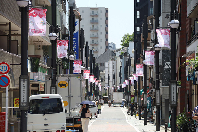 品川区、商店街などの街路灯にデフリンピック啓発フラッグ