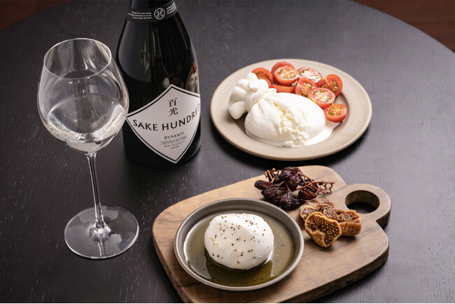 出来たてフレッシュチーズ×日本酒ブランド「SAKE HUNDRED」の『百光』限定ペアリングセット。抽選販売の応募を7月21日まで受付中