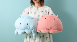 人気の「海中散歩」シリーズよりメンダコやクラゲの「もちだっこクッション」が登場！　ブルーブルーエの店舗とオンラインストアで7/8(火）発売　ふわふわでもっちり♪
