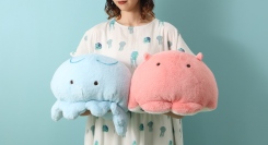 人気の「海中散歩」シリーズよりメンダコやクラゲの「もちだっこクッション」が登場！　ブルーブルーエの店舗とオンラインストアで7/8(火）発売　ふわふわでもっちり♪