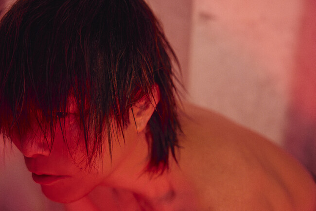 人気声優・谷山紀章の最新写真集「KRONICLE」より新着カットが初公開！ 魅惑のセクシー脱衣ショット＆対照的なウサギの着ぐるみ姿も