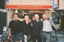 「坪月商147万円」を記録した店舗「きわみ」の店頭で(右端が代表の阿波氏)