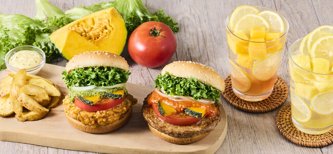ジューシーなお肉と国産夏野菜を味わうバーガー夏バテ知らず！【サマーリフレッシュフェア】ひんやりゴロッと果実氷のレモネードも登場！
