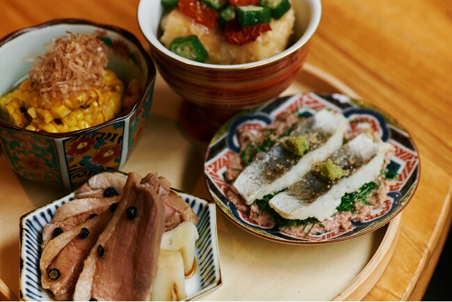 【東京・北千住】旬の食材が楽しめる“酒呑が通いたい酒場”『酒呑倶楽部アタル』、グランドメニューをリニューアル。オープン8年目を機に、新名物「わっぱ盛り 四種」など“酒呑のツボ”を押さえたメニューを拡充