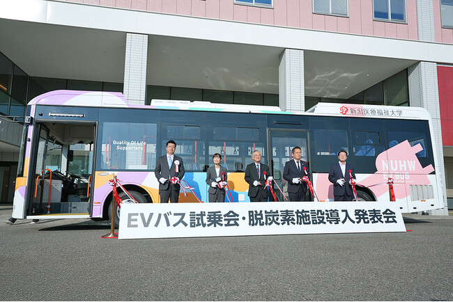 EVバス試乗会・脱炭素施設導入発表会を開催自治体・企業関係者ら約30名が参加