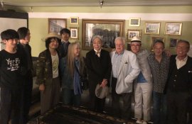 細野晴臣LA公演の楽屋(2019)～左から3人目が高田漣、6人目が細野晴臣、7人目がヴァン・ダイク・パークス