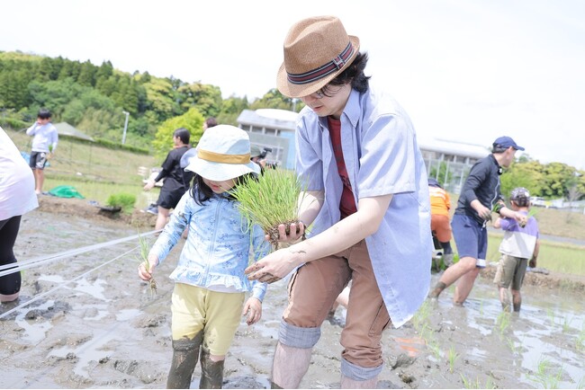 都会の親子500名、泥んこになって笑顔の花咲く！アンジェリカ保育園、千葉県長柄町で田植え体験イベント開催