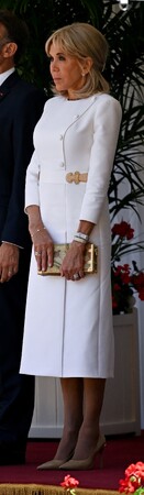 【ルイ・ヴィトン】ブリジット・マクロン仏大統領夫人、英国公式訪問時にルイ・ヴィトンを着用