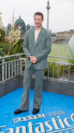 【ルイ・ヴィトン】ジョセフ・クイン、映画「The Fantastic Four: First Steps(原題)」の上映会にルイ・ヴィトンを着用