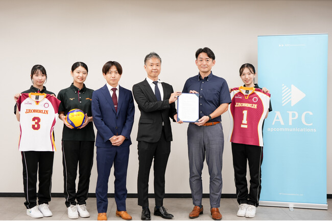 エーピーコミュニケーションズ、桜美林大学女子バレーボール部と部活スポンサー契約を締結