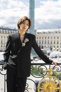 神宮寺勇太がパリ・オートクチュールに登場!ミキモトの新作ハイジュエリーを華麗に纏い、大きなバラが胸元に輝くジャケットスタイルを披露。風に舞うバラの花びらがモチーフの新作ハイジュエリーコレクション「Les Petales」発表