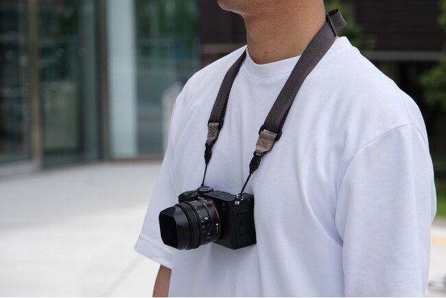 瞬発力でスマホに負けないためのベリーショート・カメラストラップ。着脱できて伸縮自在『corto libero (コルト・リベロ) 』発売