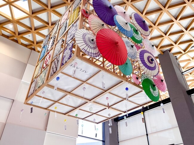 涼を届けるガラスの音色--アフレアに風鈴が舞う夏