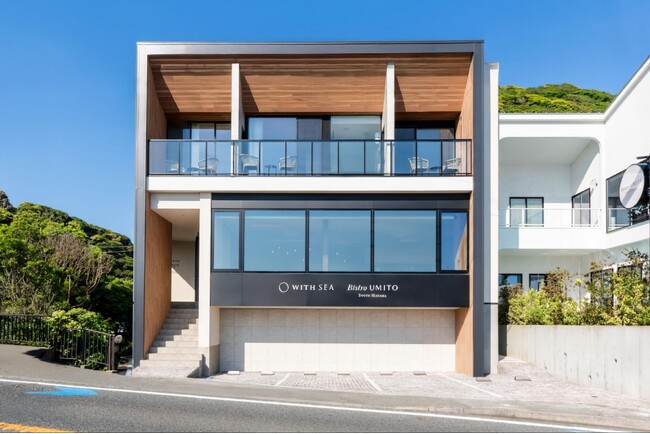 神奈川県横須賀市秋谷にある、UMITOが展開するサブスク型別荘「WITH SEA 秋谷 2nd」が1階のレストランとともについに開業