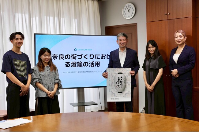 奈良の学生団体「Nara Boosters」と連携し、提灯の灯りでまちに温もりをコンフィーステイ、妖怪書家・逢香さんによる提灯ロゴを制作し、仲川げん奈良市長を表敬訪問