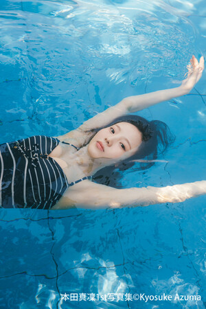本田真凜1st写真集、先行カット第2弾! ノスタルジーな宿、プール、バレエスタジオでのカット解禁
