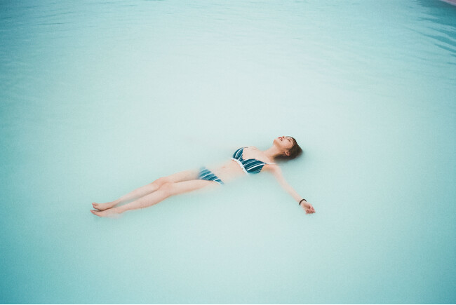 長濱ねるセカンド写真集、先行カット第12弾温泉でリラックスし、幸せそうに浮遊する長濱ねる!